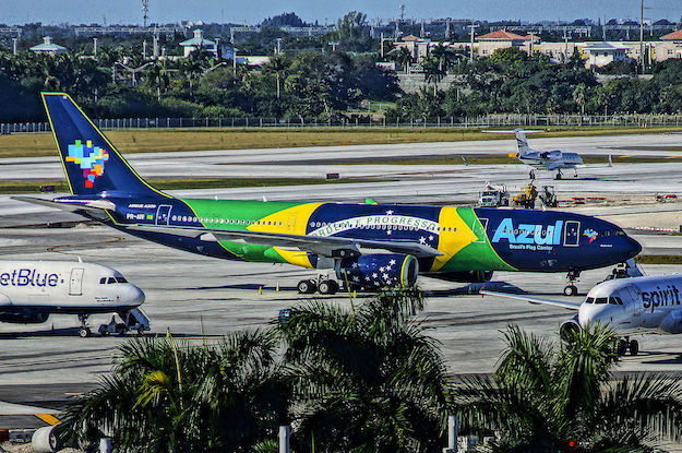 Azul_Linhas_Aereas_Airbus_A330-200_(PR-AIV)_at_FLL