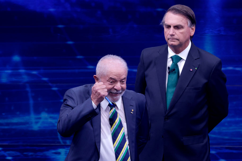 Bolsonaro stands tall behind Lula during the presidential debate on Bandeirantes TV