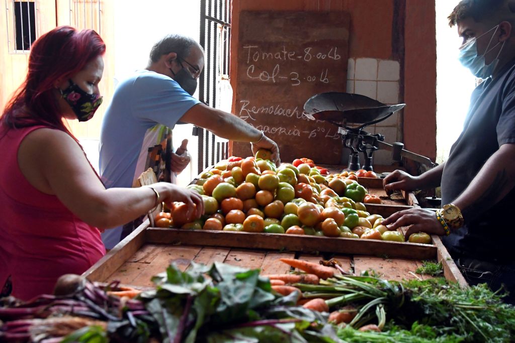 Gemüsehändler auf einem privaten Markt in Havanna im Februar 2021. | Bildquelle: AQ © Xinhua/Joaquin Hernandez via Getty Image | Bilder sind in der Regel urheberrechtlich geschützt