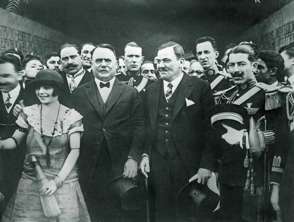 Mexican leader and founding member of the PRI Álvaro Obregón with his ally Plutarco Elías Calles as Calles
is sworn in as president in 1924.