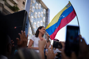 La líder opositora venezolana María Corina Machado habla a sus seguidores durante una manifestación en Caracas en enero de 2024. Incumpliendo el Acuerdo de Barbados, el régimen de Maduro opta por vivir en la pobreza. La oposición se enfrenta a una difícil decisión.