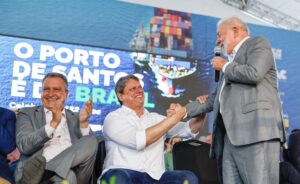 São Paulo Governor Tarcísio de Freitas and President Luiz Inácio Lula da Silva exchange warm greetings at a February event.