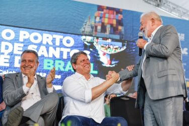 São Paulo Governor Tarcísio de Freitas and President Luiz Inácio Lula da Silva exchange warm greetings at a February event.