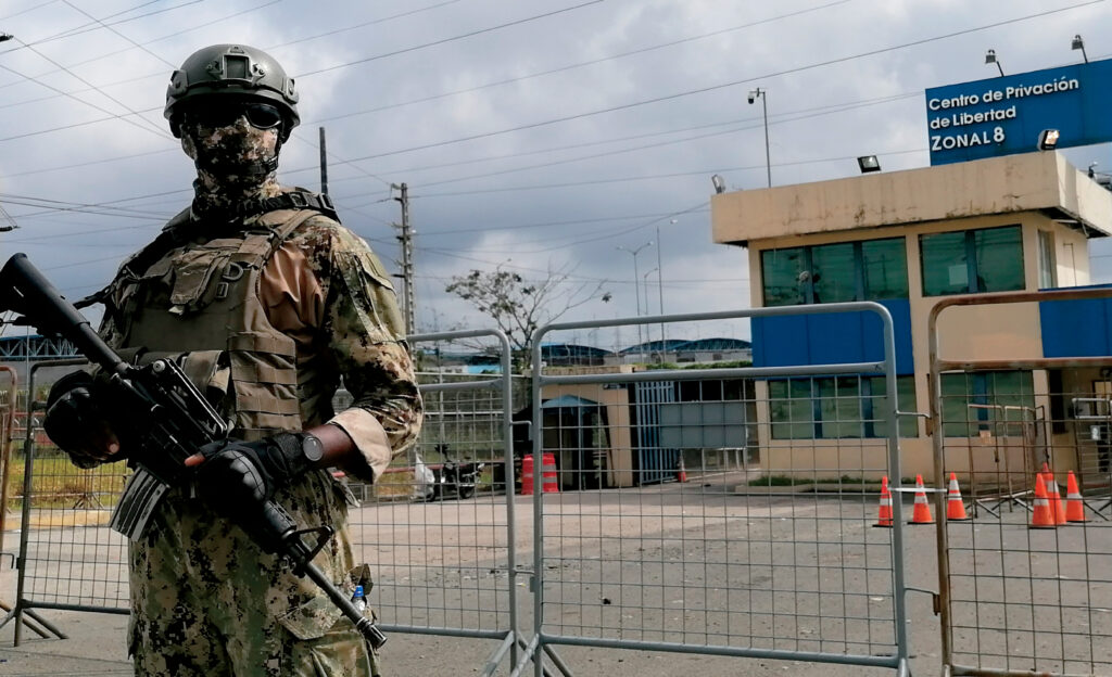 Ecuadoraanse mariniers bewaken de gevangenis in Guayaquil van bendeleider Adolfo Macías Salazar, alias "El Fito," januari ontsnapt.