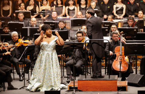Soprano Betty Garcés performs alongside the Bogotá Philharmonic at the opening concert of the city’s classical music festival.
