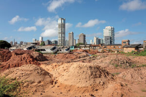 Un antiguo campo de fútbol comunitario en la zona de bajos recursos de Vila da Barca se ha convertido en un vertedero de escombros generados por las obras de la COP30. Belém espera con esperanzas, calor y prisa