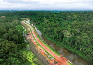 Una ciclovía sin terminar se adentra en la selva tropical del Parque Estatal Utinga mientras continúan las obras de infraestructura en Belém durante el mes de mayo.