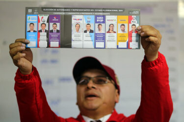 LA PAZ, BOLIVIA - AUGUST 17: An electoral jury shows a ballot in the vote count at the Hugo Davila School on August 17, 2025 in La Paz, Bolivia. Bolivians head to polls amid a social and economic crisis. Projections reveal that a runoff could be possible for the first time since the constitution was introduced in 2009. Opposition candidates Samuel Doria Medina of Alianza Unidad and Jorge "Tuto" Quiroga of Alianza Libre lead the surveys ahead of the election.