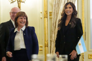 Argentina’s Complicated U.S. Visa Politics: Argentina's Minister of National Security Patricia Bullrich (L) and U.S. Homeland Security Secretary Kristi Noem (R) after signing a bilateral agreement in Buenos Aires on July 28