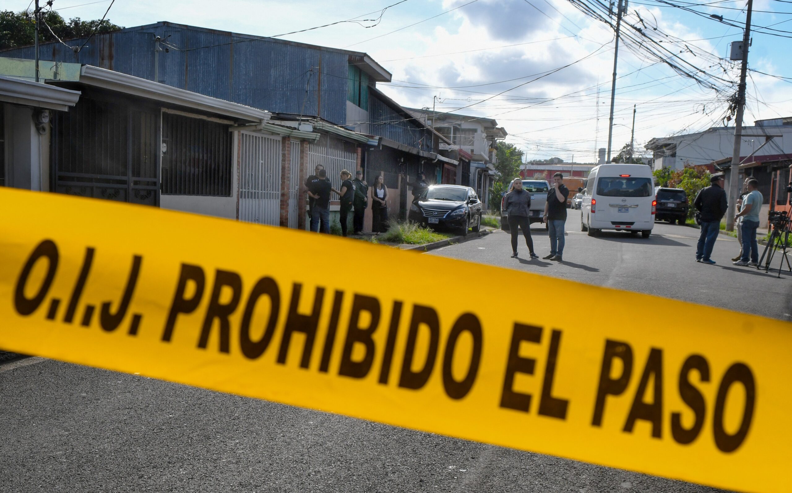 Costa Rica's Police from the Judicial Investigation Agency (OIJ) conduct an operation in a house to arrest four suspects in the assasination of the former Nicaraguan military Roberto Samcam, in San Jose, on September 12, 2025. Costa Rican police have arrested four suspects in the assassination on its soil of a fierce critic of Nicaraguan President Daniel Ortega in June, an official said Friday. Retired Nicaraguan army major Roberto Samcam, 66, was gunned down at his apartment building in San Jose on June 19. (Photo by Ezequiel BECERRA / AFP) (Photo by EZEQUIEL BECERRA/AFP via Getty Images)