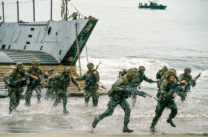 Tropas americanas desembarcam no Panamá para depor Manuel Noriega em 1989.