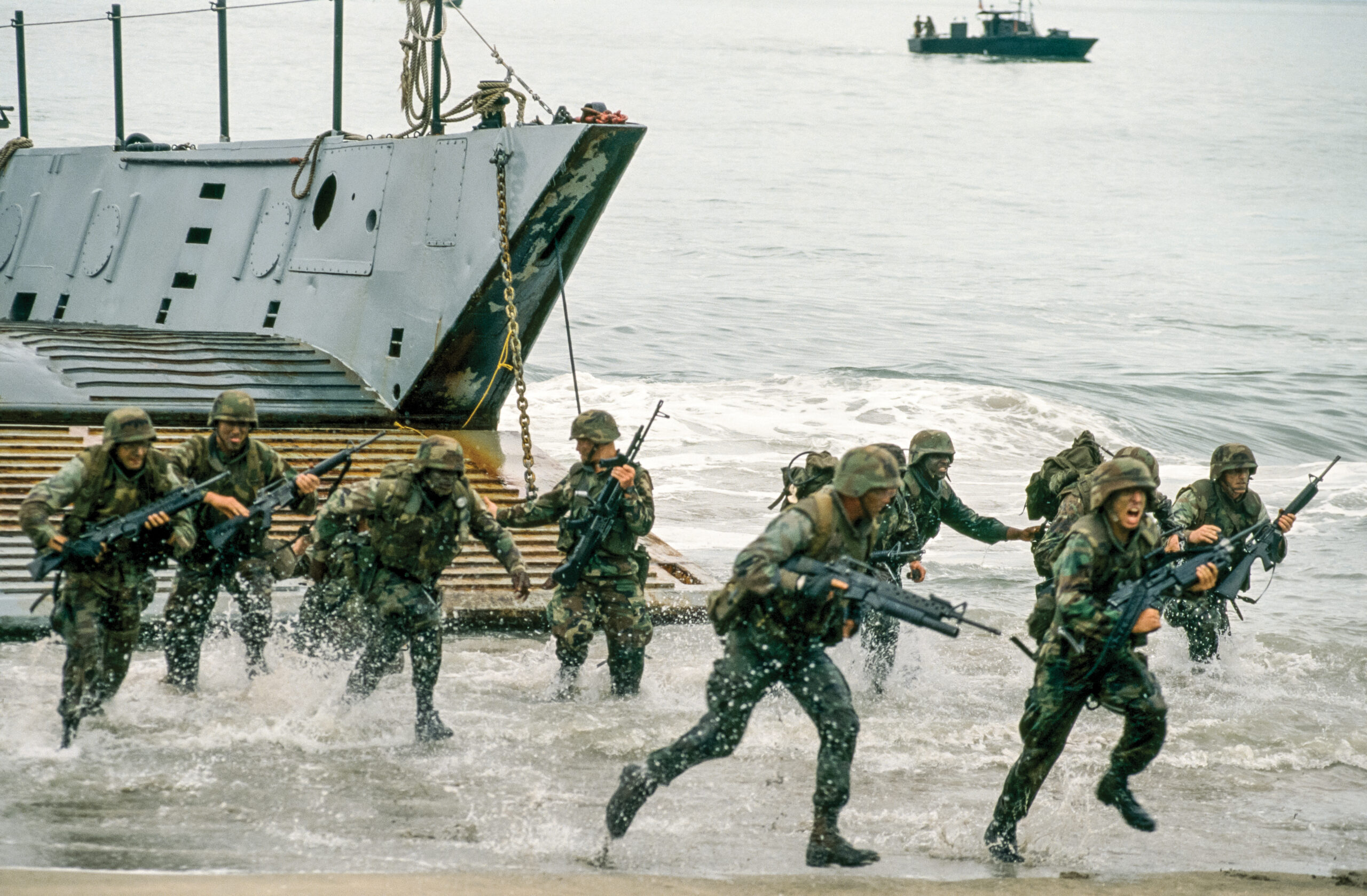 Tropas americanas desembarcam no Panamá para depor Manuel Noriega em 1989.