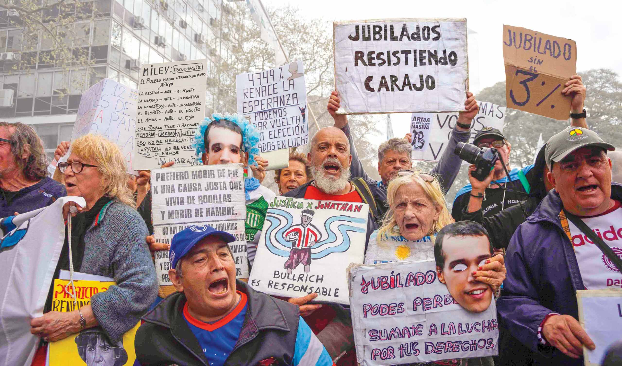 Aposentados em Buenos Aires protestam contra as mudanças nas pensões promovidas pelo governo do presidente Javier Milei, em setembro.