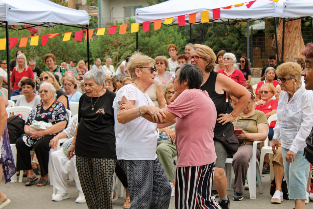 Seniors gather in
Montevideo’s Parque de
la Amistad for a cultural
celebration organized
by the Uruguayan
capital’s Secretariat for
Older Persons.