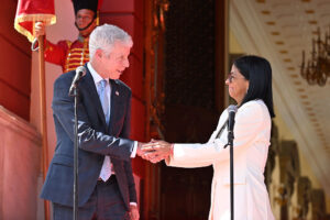 Venezuela's acting President Delcy Rodríguez and U.S. Energy Secretary Chris Wright shake hands after signing an oil agreement in Caracas on Sept 2.