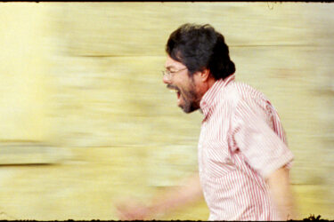 Ubeimar Rios portrays Óscar in the Colombian film "Un poeta."
