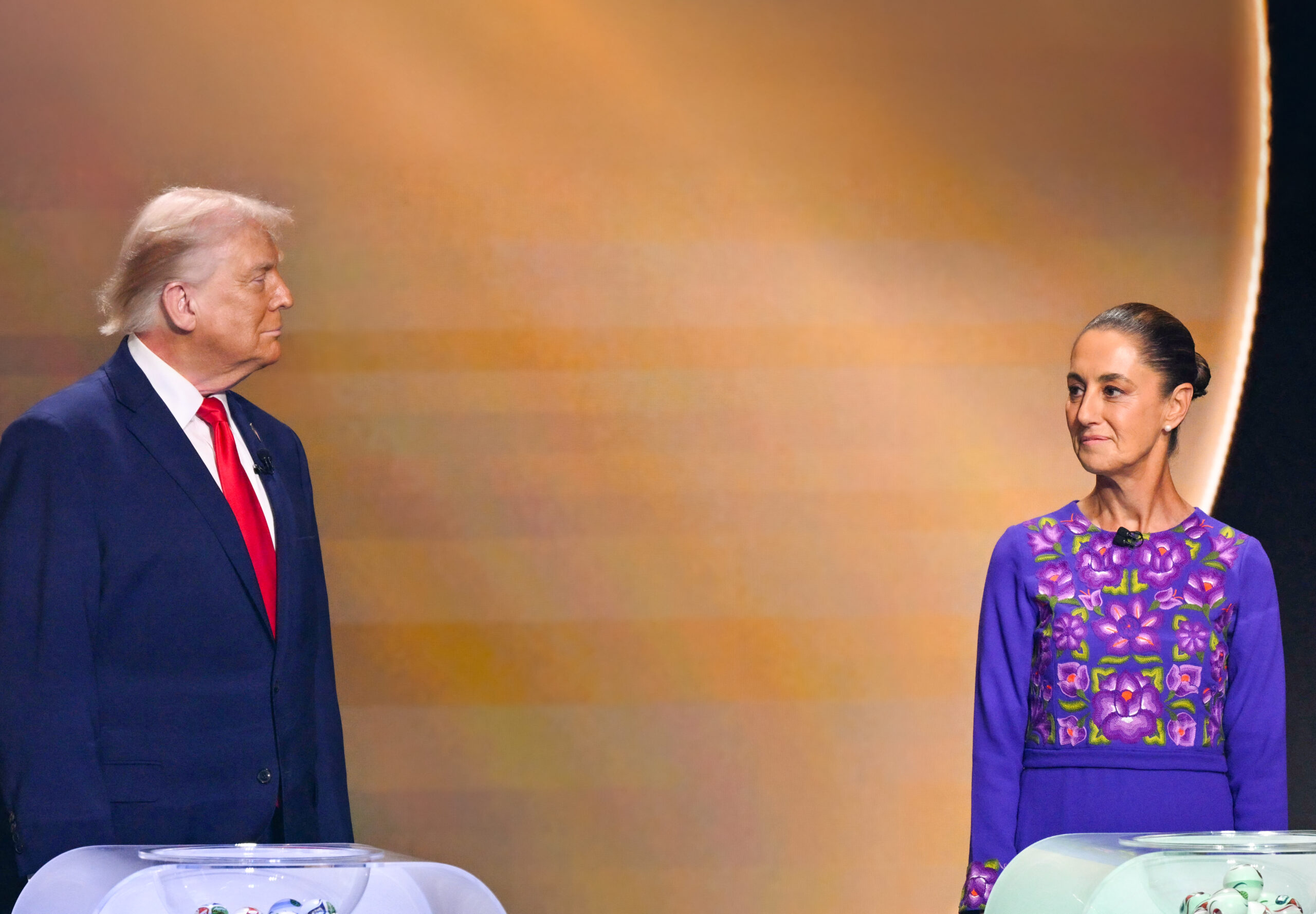 O presidente dos Estados Unidos, Donald Trump, e a presidente do México, Claudia Sheinbaum, estão no palco durante o sorteio da Copa do Mundo da FIFA de 2026, no Kennedy Center, em Washington, D.C., em 2025.